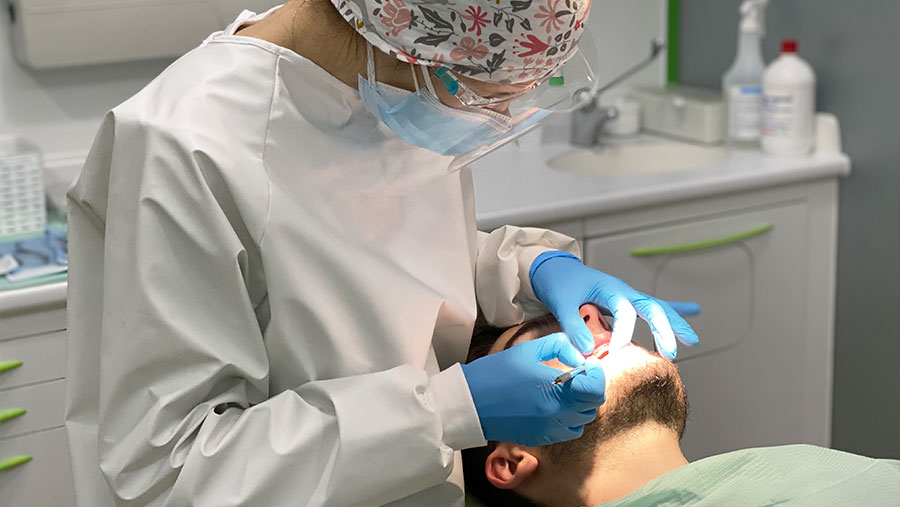 marta-odontologa-con-un-paciente-de-ortodoncia-en-albacete